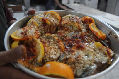 Şanlıurfa'da mahalle fırınlarında binlerce tepsi yemeği ramazan sofralarını süslüyor