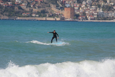 Yabancı turistler sörf için Alanya'yı tercih etti