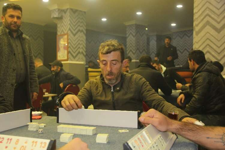 tek basına okey oynayan adam