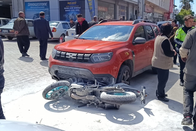 Adana'da motosikletin 2 otomobille çarpışması güvenlik kamerasında