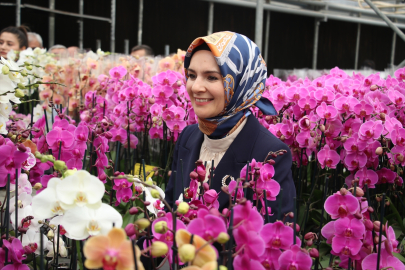 Aile ve Sosyal Hizmetler Bakanı Göktaş, Adana'daki huzurevi sakinleriyle çiçek dikti
