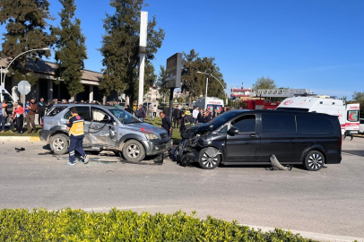 Antalya'da minibüsle cipin çarpıştığı kazada 12 kişi yaralandı