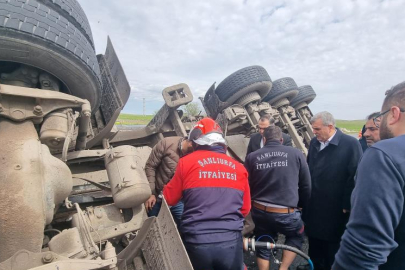  Başkan Beyazgül, devrilen tırın altında sıkışan sürücüye ilk müdahaleyi yaptı