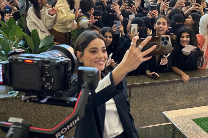 Simay Barlas, Riyad'da Hayranlarıyla Buluştu: Yoğun İlgi Görüyor