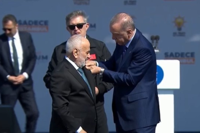 Yeniden Refahtan Ak Partiye Geçti: Rozetini Cumhurbaşkanı Taktı