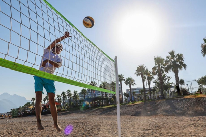 Mersin Kızkalesi'nde güneşli havada plaj voleybolu keyfi