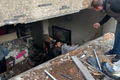 Kadın sürücü fren yerine gaza basınca eve daldı