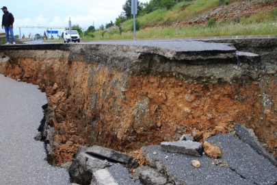 Osmaniye'de Karaçay Deresi'nin kenarındaki toprak yol çöktü