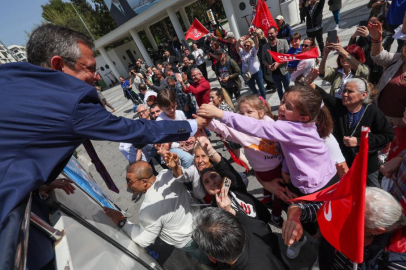 CHP Lideri Özgür Özel, İzmir'de seçim öncesi üstü açık otobüsle vatandaşları selamladı
