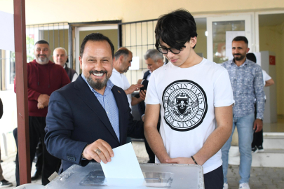 Sarıçam Belediye Başkanı Bilal Uludağ oyunu kullandı