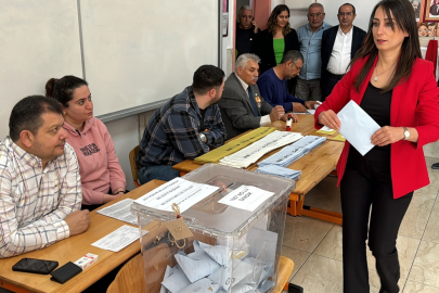 DEM Parti Eş Genel Başkanı Oruç oyunu Adana'da kullandı