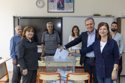 Mersin'de büyükşehir belediye başkan adayları oylarını kullandı