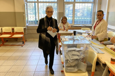 Tiyatro ve Dizi Oyuncusu Tülin Oral, oyunu  kullandı