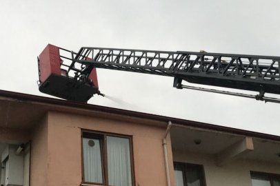 Kocaeli Derince'de 2 katlı evde çıkan yangın kontrol altına alındı