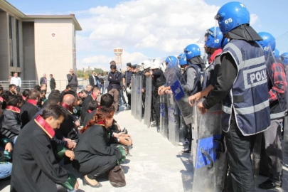 Van'daki başkan değişikliğini protesto etmek isteyen avukatlara müdahale edildi