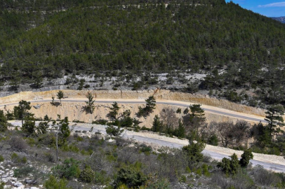 Gülnar ilçesinde mahalleleri birbirine bağlayan yol genişletme çalışmaları başladı