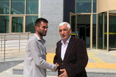 Kozan'da muhtarlık yarışında eşit oy alan adaylar arasında kura çekimi yapıldı