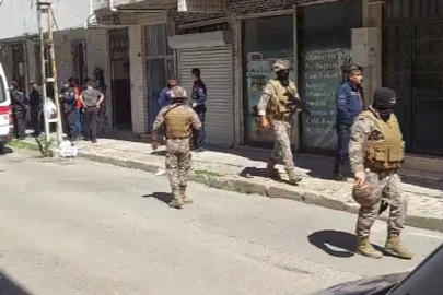 Sultanbeyli’de bir kişi kendini eve kilitledi, devreye özel harekat polisleri girdi