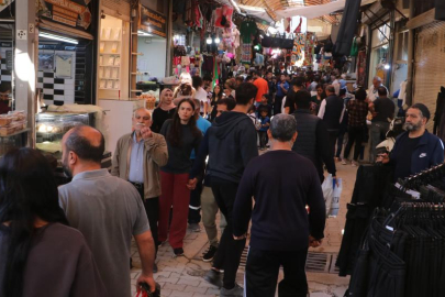 Hatay'da Tarihi Uzun Çarşı'da bayram alışverişi