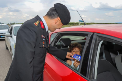Adana İl Jandarma Komutanı Tümgeneral Coşkun Sel, uygulama noktalarında çocuklara şeker ve hediye verdi