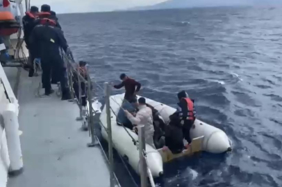 Ayvacık açıklarında ölüme terk edilen 16 kaçak göçmen kurtarıldı, 1 şüpheli yakalandı