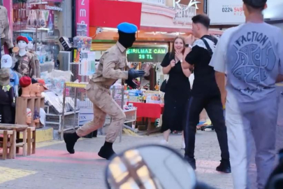 Bursa'da ilginç şaka: genç, cansız manken kılığıyla geçenleri korkuttu