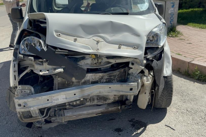 Elazığ’da minibüs ile otomobil çarpıştı: 5 kişi yaralandı