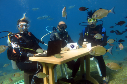 Fethiye'deki Dalgıçlar, Turizm Haftası'nda su altında değerlendirme toplantısı gerçekleştirdi