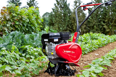 Adana'da çapa makinesine ayağı sıkışan kişiyi itfaiye kurtardı