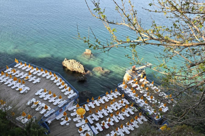 Antalya'da ünlü plaj sezonu yine ücretsiz açtı