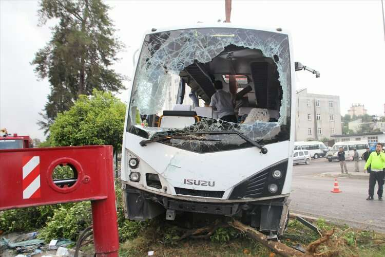 Cezaevi nakil aracı devrildi, aralarında mahkûmların da bulunduğu 5 kişi yaralandı