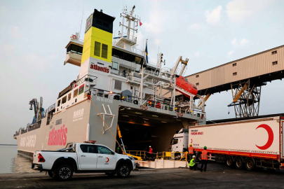 Gazze için Mersin'den demir alan İyilik Gemisi'ndeki insani yardım malzemeleri indiriliyor