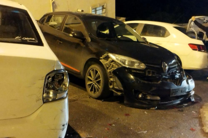 Adana’da kontrolden çıkan otomobil kaldırıma çarptı