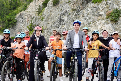 Bakan Yardımcısı Yenigün, Hatay'da çocuklarla bisiklet sürdü