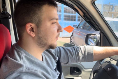 Bursa'da seyir halindeki araca şahin indi