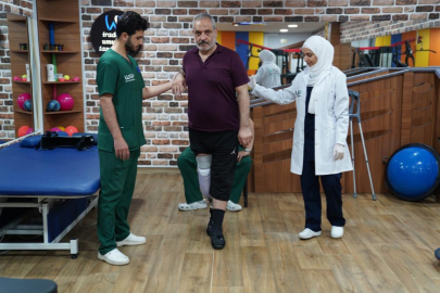 Eşi, kızı ve bacağını kaybeden depremzede protezle tekrar hayata tutundu