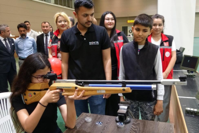 Mersin'de çocuklar Avrupa'nın en büyük atış poligonunda 23 nisan coşkusunu yaşadı