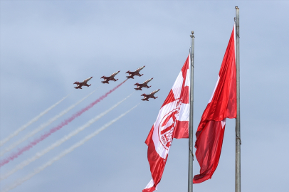 Türk Yıldızları Antalya'da 23 Nisan uçuşu gerçekleştiriyor