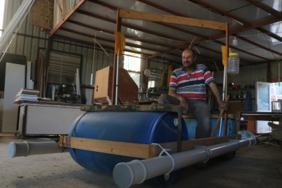 Mobilya ustası atık malzemelerden yaptığı salı Asi Nehri'yle buluşturdu