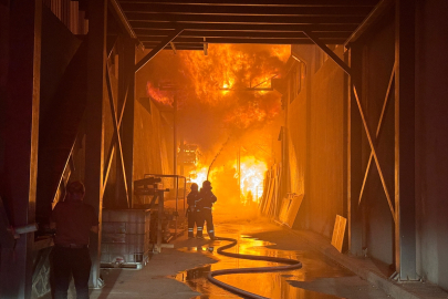 Kahramanmaraş'ta ahşap fabrikasında çıkan yangına müdahale ediliyor