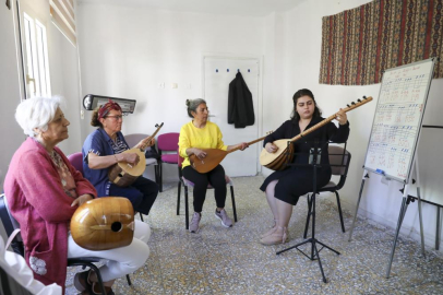 Mersin'de kadınlar için bağlama kursları başladı