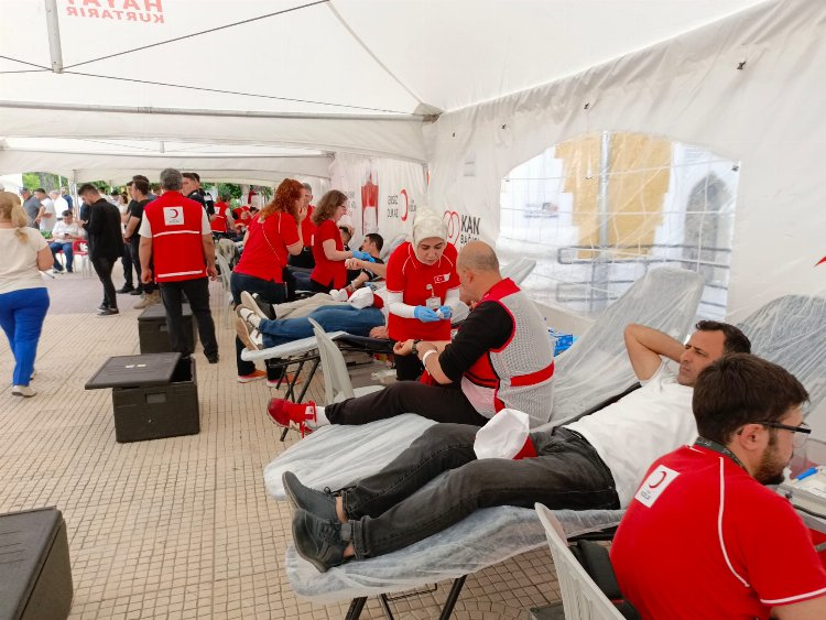 Adana'da Türk Kızılayı'nın öncülüğünde kan bağışı projesi başladı