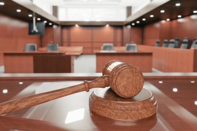 Adana'da yasaklı madde ticareti iddiasıyla yargılanan 5 sanıktan 3'üne hapis cezası