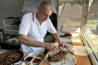Mersin'deki erken açılan ciğerci dükkanı, 2 saat içinde tükeniyor