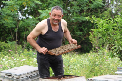 Payas'ta arıcılık yapan Üzeyir Yarar, kovanlara yaptığı bakımla dikkat çekiyor