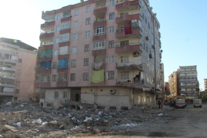 Yıkılan Yoldaş apartmanı müteahhidinin yargılanmasına başlandı