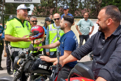 Dörtyol'da trafik haftası etkinliklerinde motosiklet sürücülerine kask dağıtıldı ve ödüllendirildi