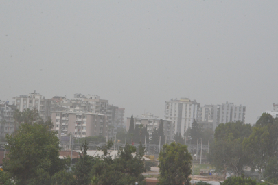 Kenti toz bulutu kapladı