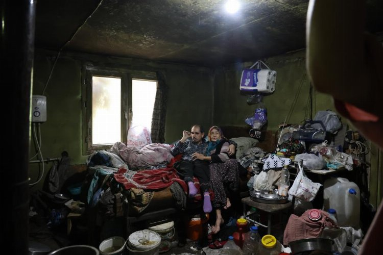 Hayatta kalan tek oğluna 40 yıldır bebek gibi bakıyor