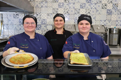 Türkiye’nin ilk kadın künefe ve katmer ustası, 3 evladına vakit ayırırken iş yerinde de 18 kişiyi istihdam ediyor